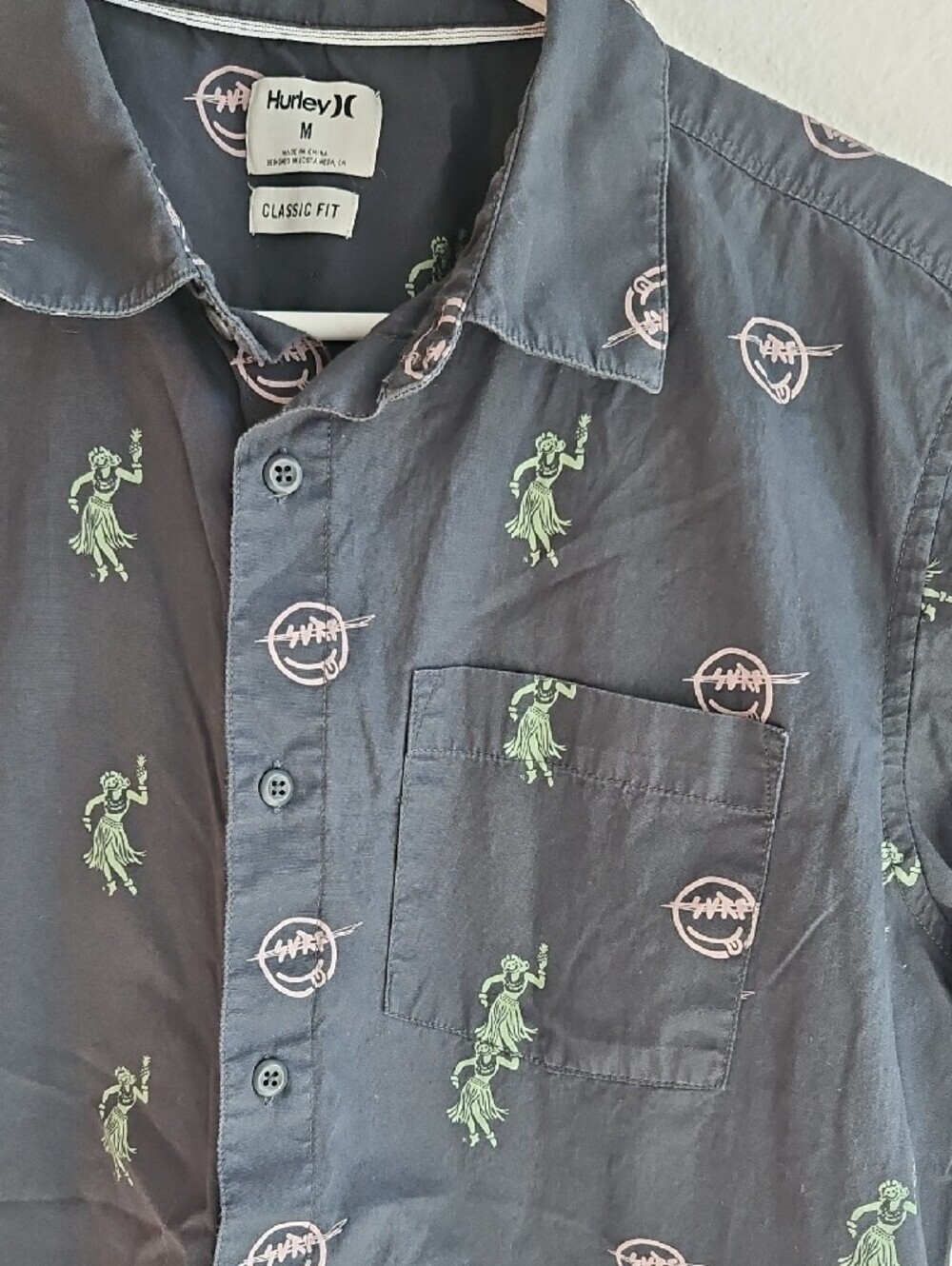 Hurley Black Short-Sleeve Button Down Shirt with Green & Pink Smile Print Medium - Picture 2 of 6